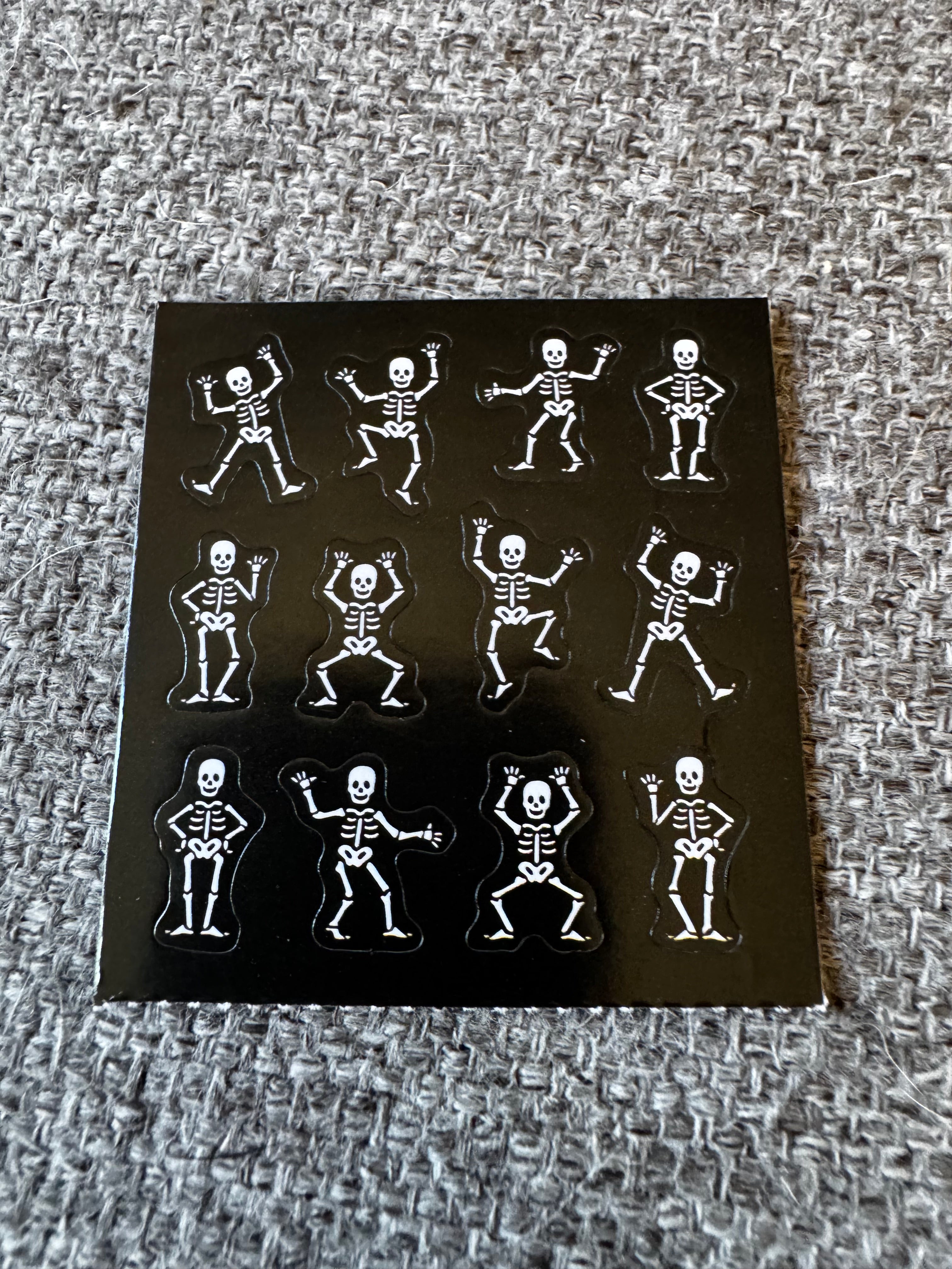 Paper Mod: Dancing skeletons (SANDYLION)